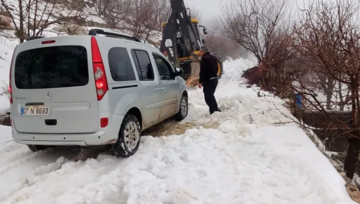 Büyükşehir Alanya’da karla kapalı yolları temizledi