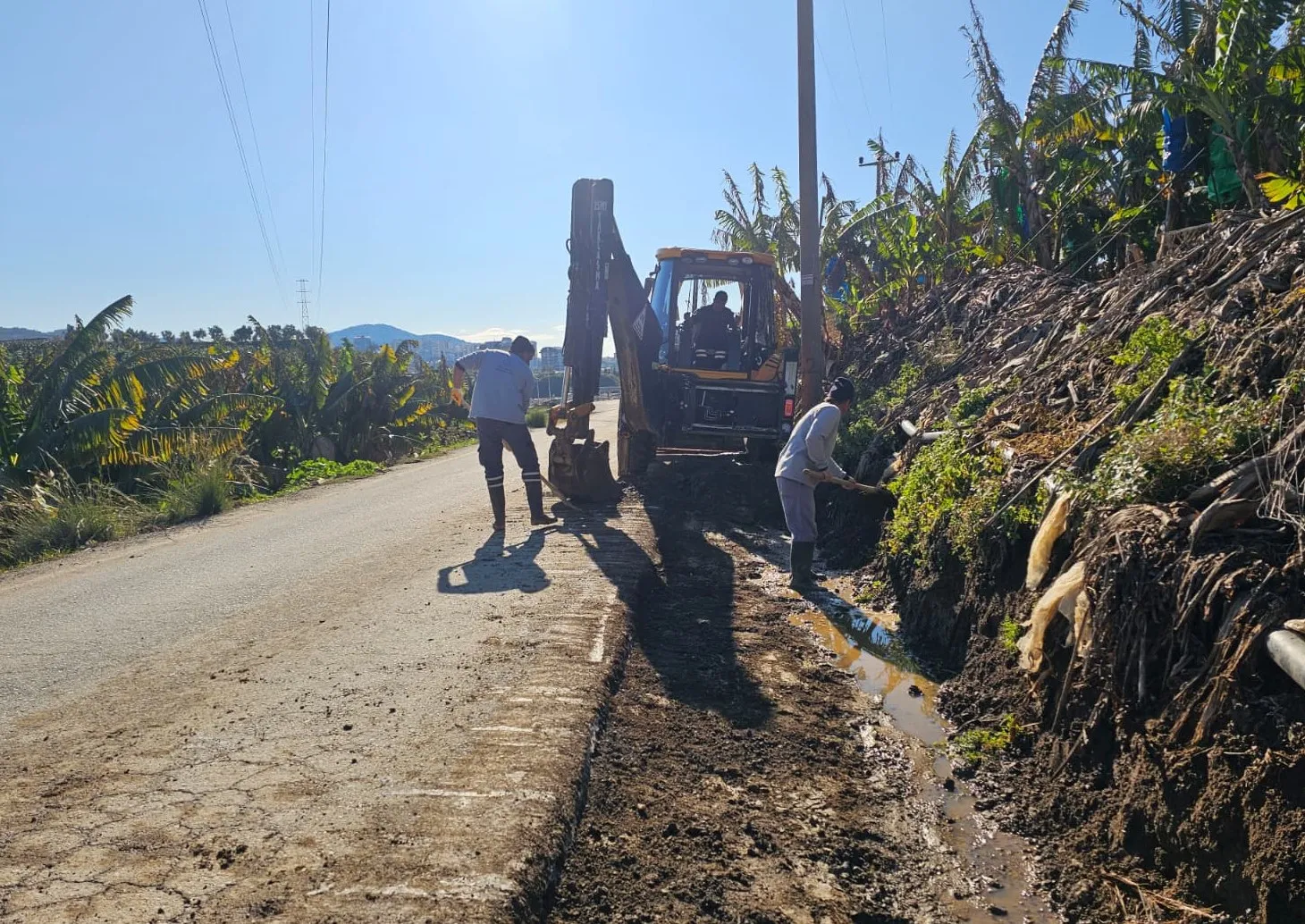 Büyükşehir Alanya’nın kırsal yollarında çalışıyor
