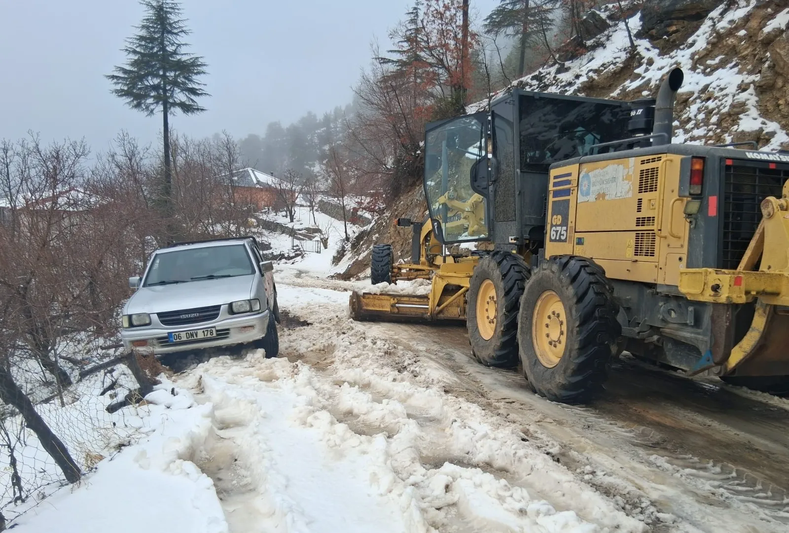 Büyükşehir ekiplerinin karla mücadelesi sürüyor