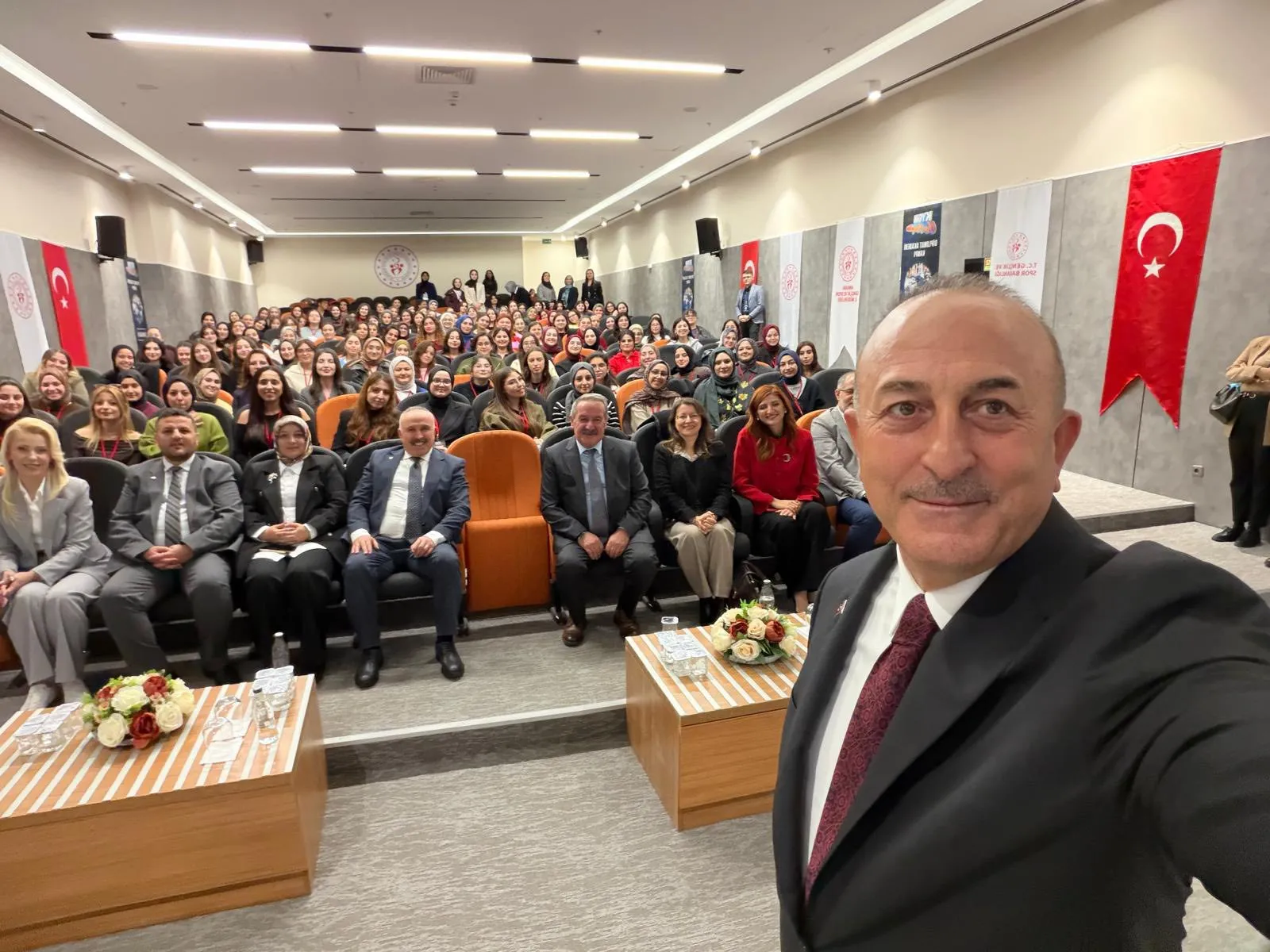 Çavuşoğlu, Diplomat Akademisi'nde gençlerle buluştu. 