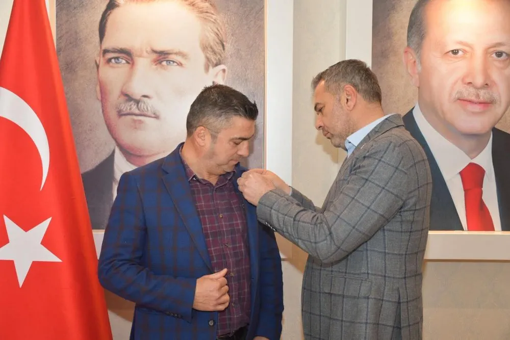 CHP'deki atamaya kızdı, istifa edip Ak Parti rozeti taktı