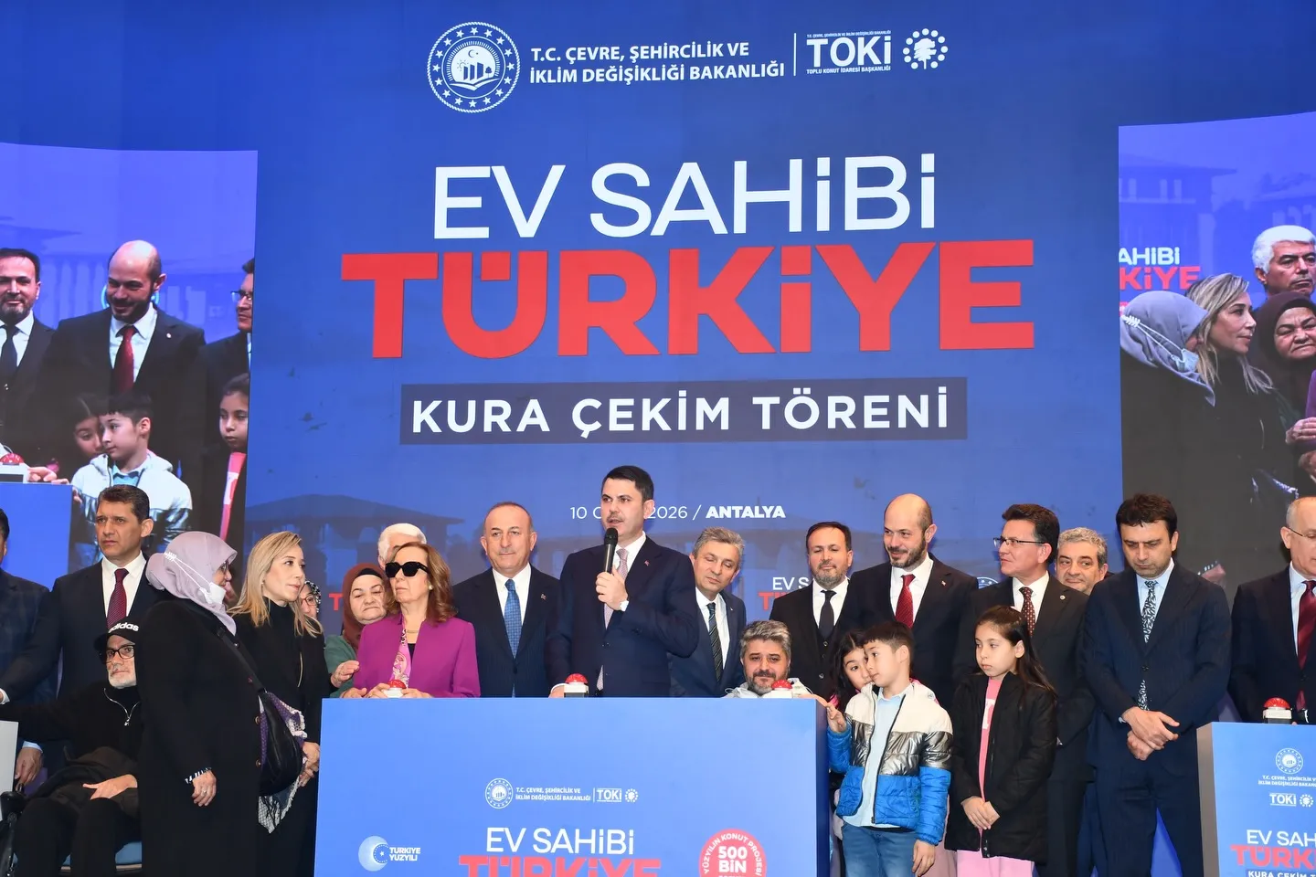 TOKİ’nin kura çekiminde Milletvekili Mevlüt Çavuşoğlu'na büyük ilgi