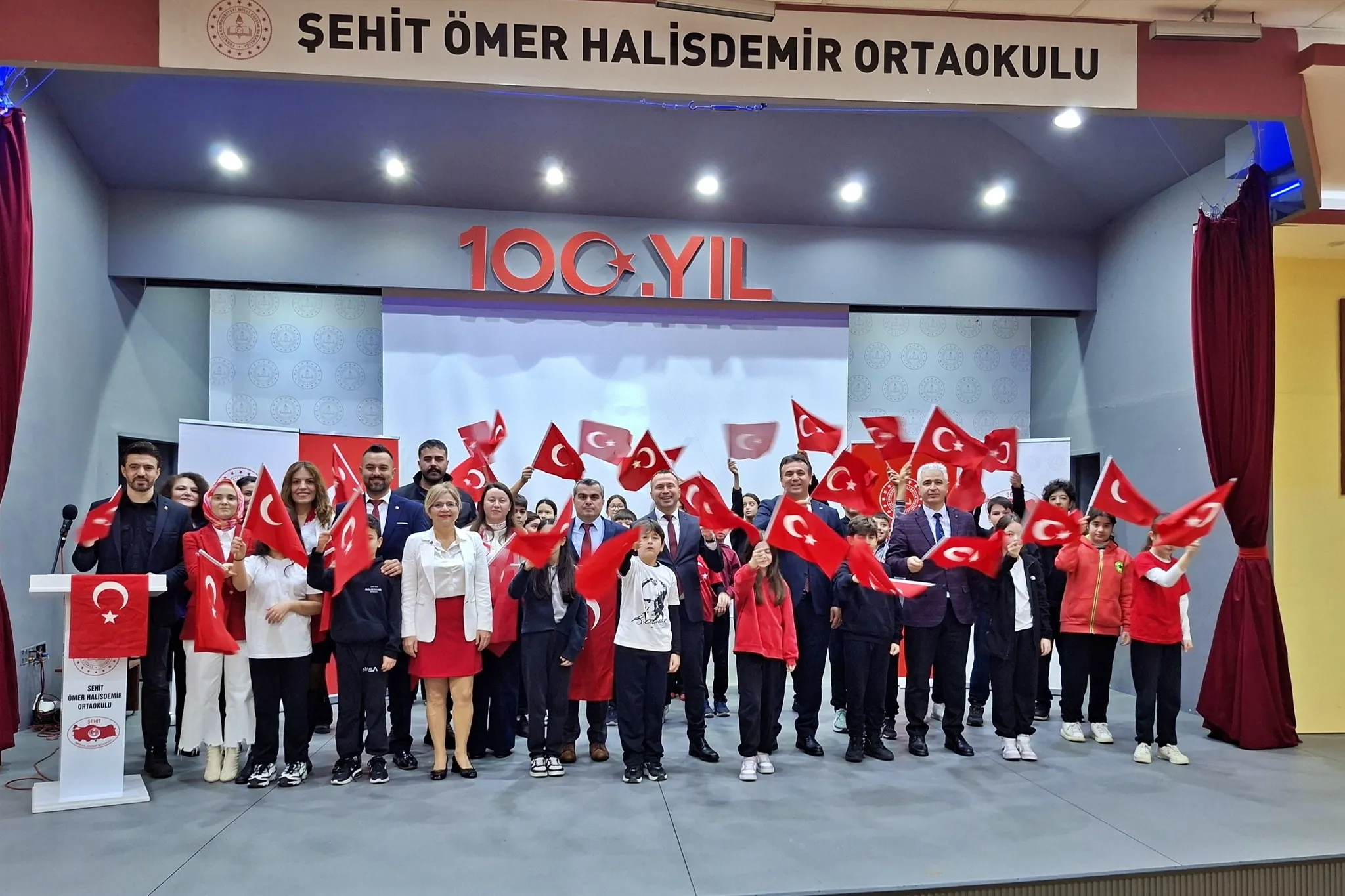 Alanya’da ders zili çaldı! 70 bin öğrenci okula bayraklarla geldi