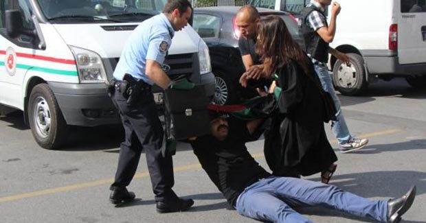 Adliye önünde avukatlar ve polis arasında arbede