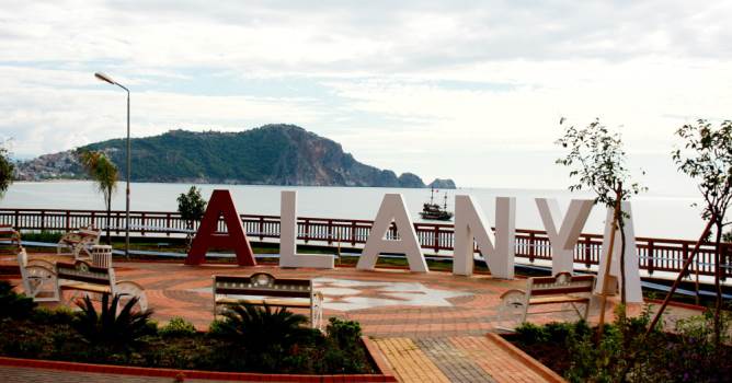 Alanya Batı girişinde Selçuklu Yıldızı parlıyor