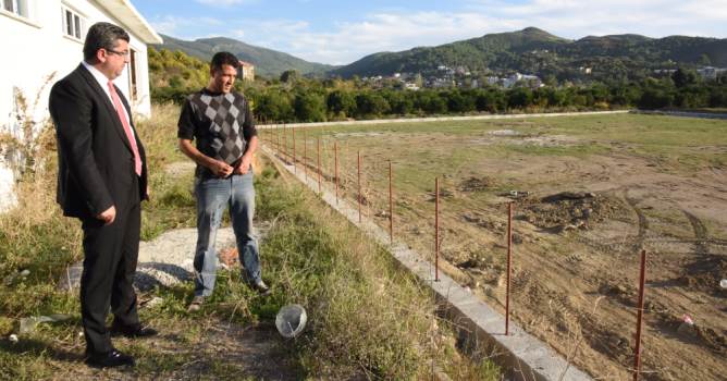  Alanya Belediyesi'nden gençlere futbol sahası