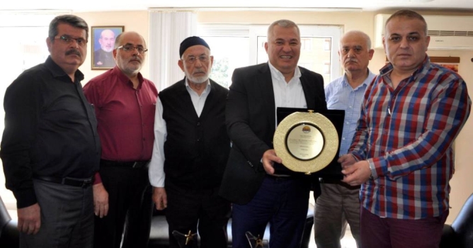 Başkan Şahin'den Oba Kuruyemiş'a plaket