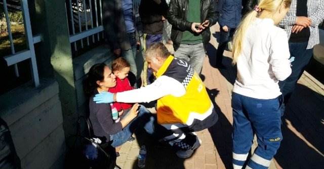 Çarptığı Otomobildeki Anne ve Çocuğunu Araçtan Çıkardı