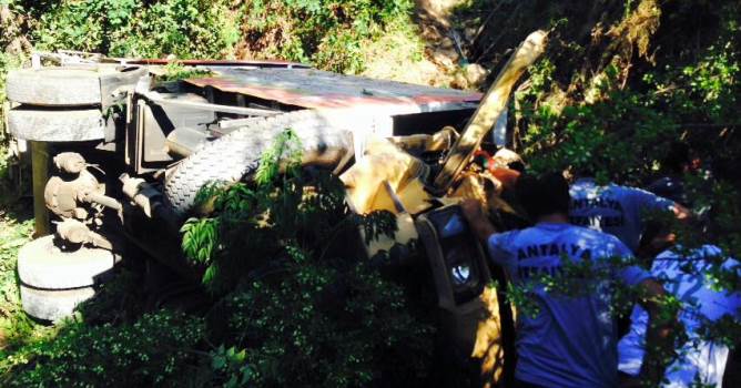  Çöp kamyonu uçuruma yuvarlandı: 2 yaralı