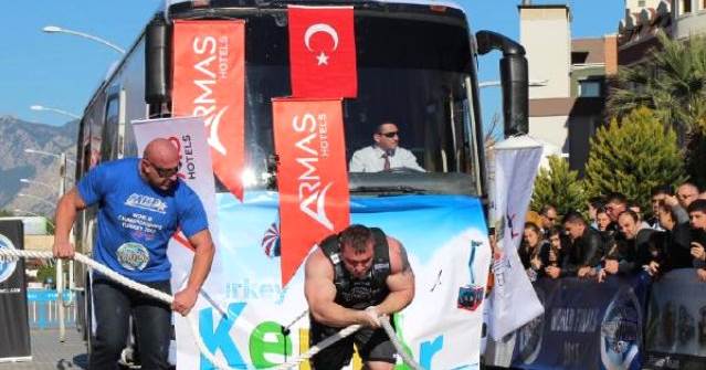 Dünyanın En Güçlü Adamları Otobüs Çekti