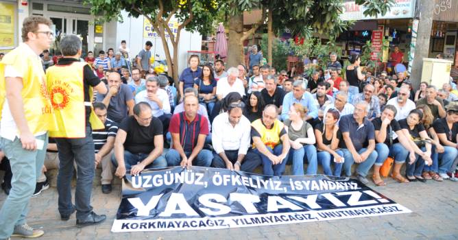 Eğitim-sen Alanya şubesi, Ankara'da gerçekleşen bombalı saldırıda hayatını kaybedenler anısına yas mitingi düzenledi