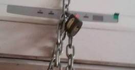 Fatura yüksek gelince, klimayı zincirledi