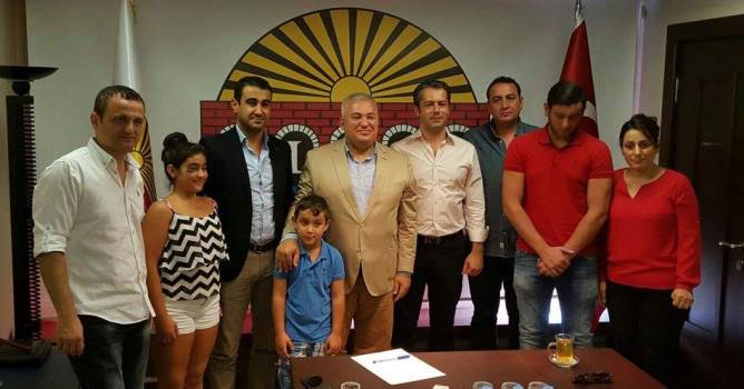  Havalimanında mahsur kalan ailenin imdadına Başkan Şahin yetişti