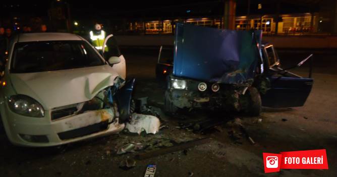 İki otomobil çarpıştı: 3 yaralı