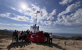 Alanya Alaaddin Keykubat Üniversitesi öğrencilerinden bayrak yürüyüşü