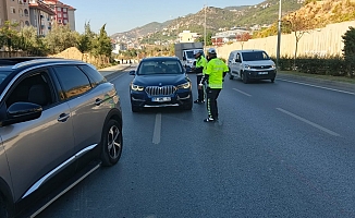 Alanya Emniyet Müdürlüğü ekipleri trafik uygulaması gerçekleştirdi