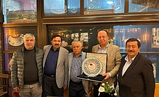 Emekli olan Hal Müdürü Parlayüksel’e plaketli veda