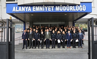 Kaymakam Ürkmezer'den Emniyet Müdürlüğü Personeline Plaket