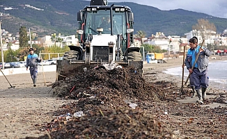 Alanya'da yağışların ardından plajlar temizlendi