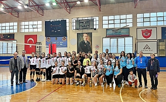 Voleybolda dereceye giren takımlara ödülleri verildi