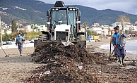 Alanya'da yağışların ardından plajlar temizlendi