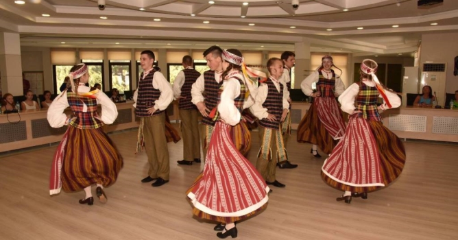 Yücel, kardeş şehir öğrencilerini ağırladı